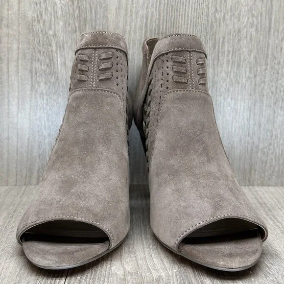 Vince Camuto Sandals Womens Size 8.5M Cone Heel Peep Toe Zip Pump Leather Taupe - Picture 4 of 13